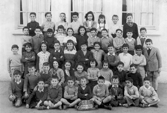 p_1954-1955_CE1 M.jpg - Ecole Perrier - TANGER / MAROCAnnée scolaire: 1954-55 - CE 1Photo communiquée par Messaoud Abou Jadidi De gauche a droite.  Assis parterre 1º rang: Cinquième: Correia Huitième: Carlos Benitez 2º rang: Premier: Antoine Rodríguez Sixième: Ana-Maria Torres Neuveième: Caravaca 3º rang: Premier: Martinez Deuxième: Palmija Quatrième: Cabello Septième: Milagros Dixième: Messaoud A. Jadidi Onzième: Salomón Levy 4º rang: Premier: Camarero Troisième: José Gutierrez Septième: Esteban Dixième: Tocino 5º rang Zohra Defouf 